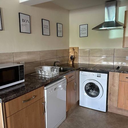 Yellow Sunflowers Flat In Stroud ストラウド エクステリア 写真