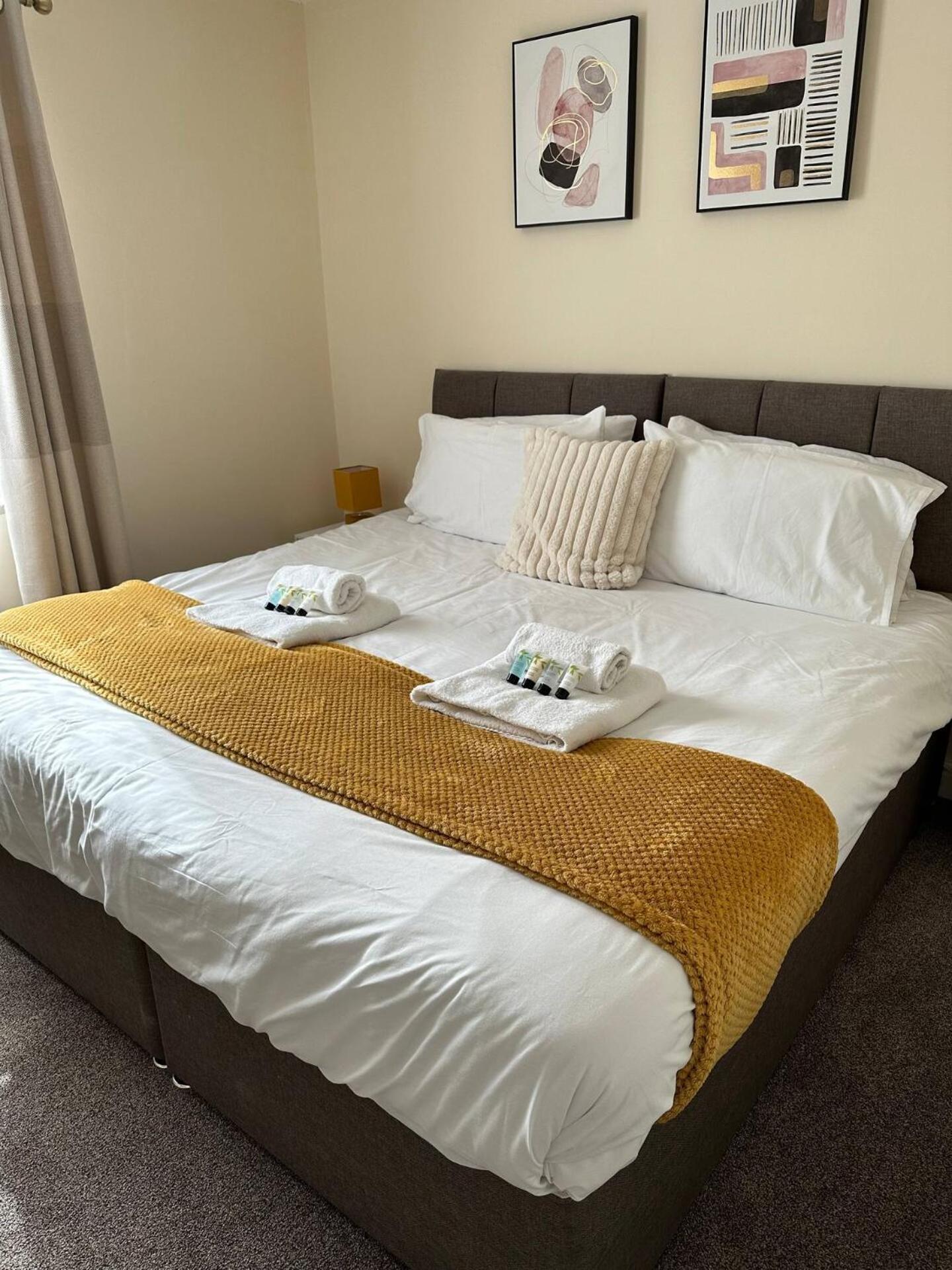 Yellow Sunflowers Flat In Stroud ストラウド エクステリア 写真