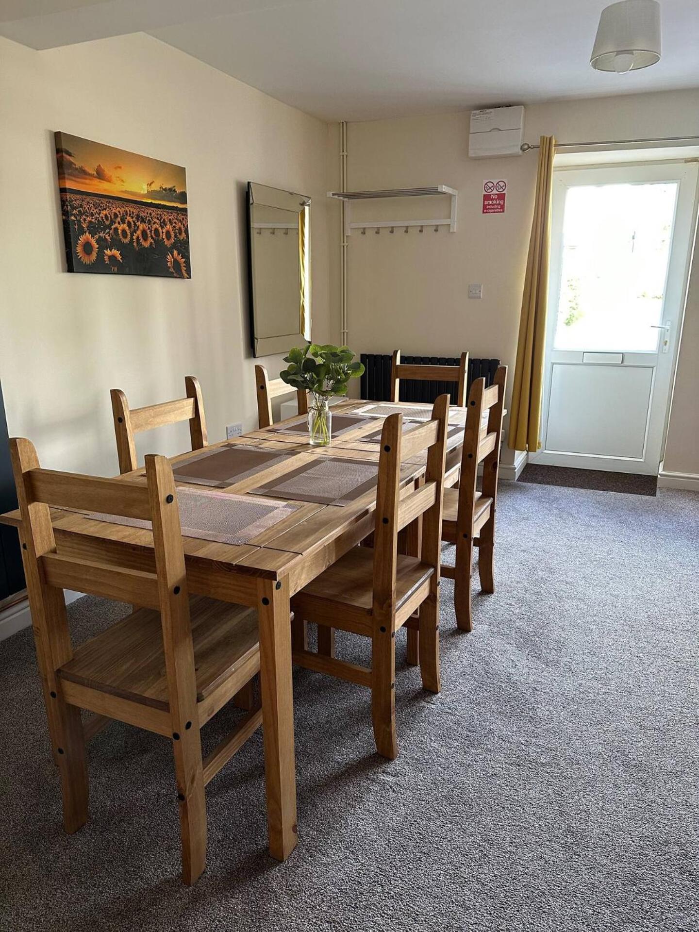 Yellow Sunflowers Flat In Stroud ストラウド エクステリア 写真